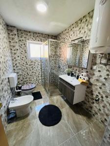 比哈奇Summer house LejHana的浴室配有卫生间、盥洗盆和淋浴。
