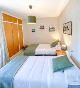 恩坎普Casa Andorrana - ¡A Pie de todo!的一间设有两张床的酒店客房和一间设有两张床的客房