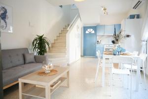 梅内乌Ocean Blue House 17的客厅配有沙发和桌子