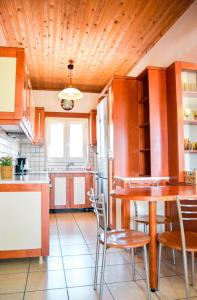 拉夫里翁Spacious & Bright flat with balcony的厨房设有木制天花板和桌椅