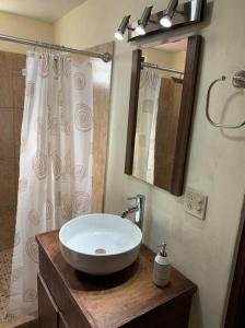 洛雷托Casa del Carmen, hermoso departamento en Loreto的浴室配有白色水槽和淋浴。