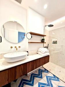 伊斯基亚OraBlu Exclusive Villas的一间带水槽和镜子的浴室