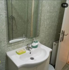 普里耶多尔Apartman (stan na dan) M&M 2 Prijedor的一间带水槽、镜子和卫生间的浴室