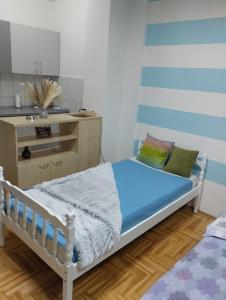 普里耶多尔Apartman (stan na dan) M&M 2 Prijedor的一间带床的小卧室和一间厨房