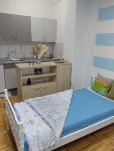 普里耶多尔Apartman (stan na dan) M&M 2 Prijedor的一间小厨房,在房间内配有一张床