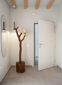 卡塔波拉Castello Amorgos Suites的一间有灯和一棵树的房间