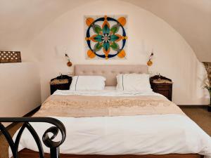 阿卡Templars suite的卧室配有一张大床,墙上挂有绘画作品