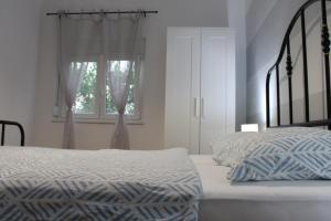 德尔尼什FJAKA - Kuća za odmor - NP Krka的白色的卧室设有床和窗户