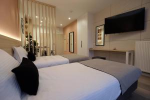 比亚韦斯托克Apartamenty Centrum的酒店客房设有两张床和一台平面电视。