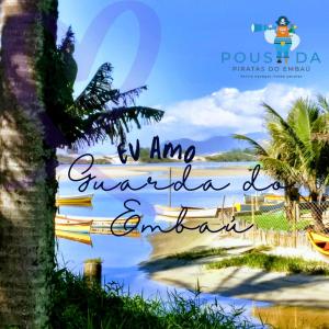 瓜尔达恩巴Pousada Piratas do Embaú的棕榈树海滩的照片