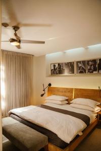 圣多明各Billini Hotel, Historic Luxury的一间卧室配有两张床和吊扇