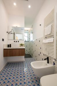 伊斯基亚OraBlu Exclusive Villas的带浴缸、盥洗盆和卫生间的浴室