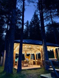 扎布利亚克Eco Camp Chalets pod Gorom的夜间在树林里带吊床的帐篷