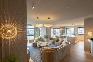 特罗姆瑟Vindlys Luxury Penthouse Apartment的客厅配有沙发和桌子
