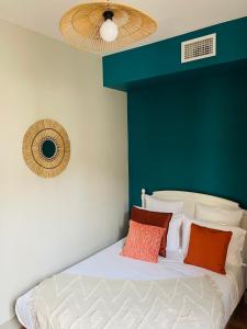 图卢兹Appartement climatisé avec balcon et parking privé的一间卧室配有一张绿色墙床