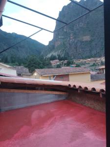 奥兰太坦波hostal ollantaytambo apartments的山底下的红水池