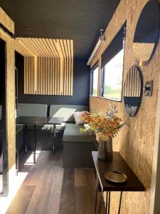索兹Horse Truck Tiny Home的一间配有沙发和鲜花桌的房间