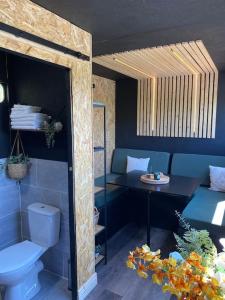 索兹Horse Truck Tiny Home的一间带卫生间的浴室和一张桌子