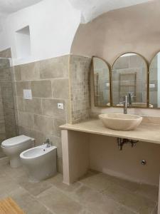 佩斯基奇Gargá的一间带水槽和卫生间的浴室