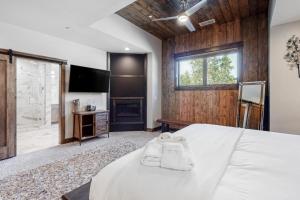 南太浩湖Gondola Vista Luxury Villas by Ski Heavenly & Beaches的一间卧室配有一张大床和电视