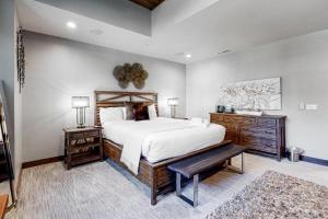 南太浩湖Gondola Vista Luxury Villas by Ski Heavenly & Beaches的卧室配有白色大床和长凳