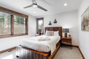 南太浩湖Gondola Vista Luxury Villas by Ski Heavenly & Beaches的一间卧室设有一张大床和一个窗户。
