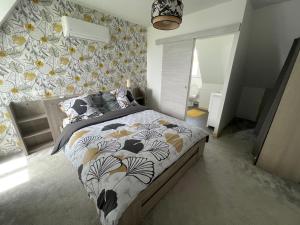库比加罗克bellevue的一间卧室配有一张带花卉图案墙壁的床