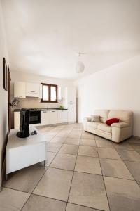 特雷斯努拉吉斯Appartamento Stelle e Coralli的带沙发的客厅和厨房