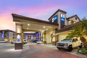 雷东多海滩Best Western Redondo Beach Galleria Inn Hotel - Beach City LA的停在酒店停车场前的卡车