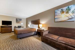 雷东多海滩Best Western Redondo Beach Galleria Inn Hotel - Beach City LA的酒店客房,配有床和沙发