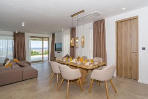 斯姆里卡Villa Ventus的用餐室以及带桌椅的起居室。
