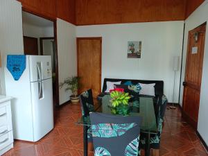 安加罗阿Cabañas Hua'ai Village的客厅配有玻璃桌和冰箱