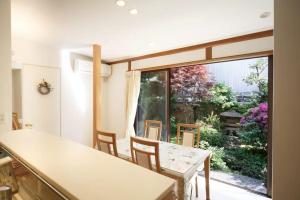 金泽Kanazawa Seiren Le Lotus Bleu的一个带桌椅和大窗户的厨房