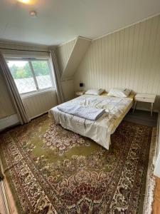 阿伦达尔Koselig og stor enebolig til leie i Arendalsuke / ferie的一间卧室配有一张床和地毯