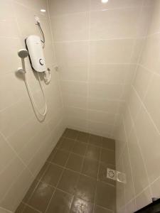 怡保Marina Hostel的带淋浴的浴室和卫生纸饮水机
