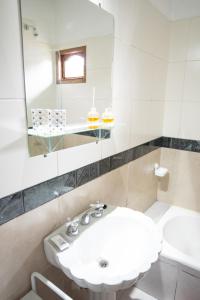 乌斯怀亚615的白色的浴室设有水槽和镜子