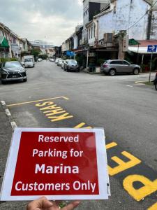 怡保Marina Hostel的只读给码头顾客预留停车位的标志