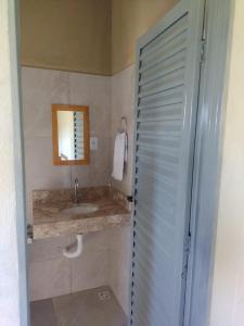 戈亚斯州上帕莱索Chalé pôr do Sol的浴室配有盥洗盆和带镜子的淋浴