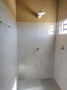 戈亚斯州上帕莱索Chalé pôr do Sol的带淋浴的浴室
