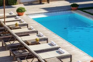 布希奥斯Pousada Villa Rasa的享有带躺椅的游泳池和游泳池的顶部景致