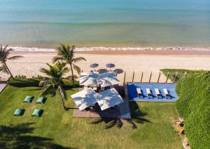 布希奥斯Pousada Villa Rasa的享有海滩的空中景致,配有遮阳伞和海洋