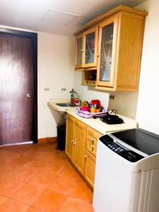 阿莱曼Prime chalet in Golf Porto Marina resort new Alamein的厨房配有木制橱柜和白色洗碗机。
