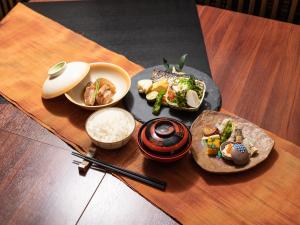 SanmuSeaside Hotel Kujukuri的餐桌上放着食物和米饭
