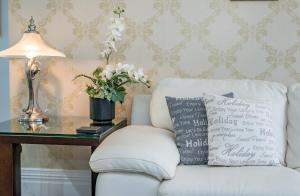 Upper SwanSwan Valley的客厅配有白色椅子和带枕头的桌子
