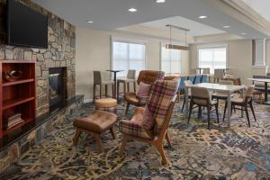 马纳萨斯马纳萨斯战场公园公寓酒店的客厅设有壁炉、桌子和椅子