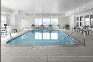 马纳萨斯马纳萨斯战场公园公寓酒店的游泳池位于酒店带桌椅的客房内