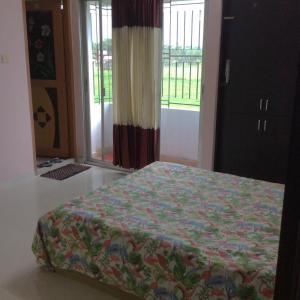 巴纳内拉斯ApartmenT - Homestays的一间带床的卧室,位于带窗户的房间内