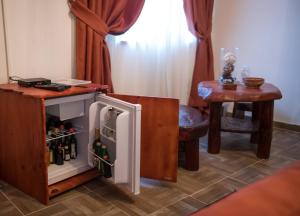 ZemunGardoš rooms的一张桌子的房间里,有一个小冰箱