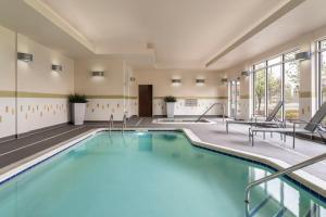 蒙特罗斯阿克伦城费尔劳恩费尔菲尔德客栈 的蓝色的游泳池,位于酒店客房内