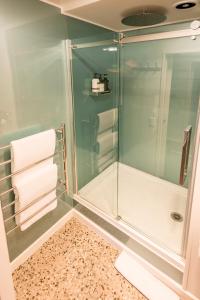 皇后镇Magnificent Apartment with Great Views!的浴室设有玻璃门和毛巾淋浴